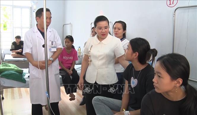 Bí thư Huyện ủy Xín Mần Đỗ Thị Hương (áo trắng) thăm hỏi các học sinh bị ngộ độc tại bệnh viện. Ảnh: TTXVN phát
