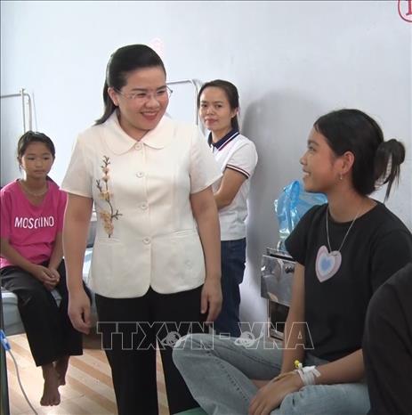 Bí thư Huyện ủy Xín Mần Đỗ Thị Hương thăm hỏi các học sinh bị ngộ độc tại bệnh viện. Ảnh: TTXVN phát