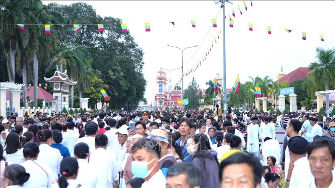 Tòa thánh Cao đài Tây Ninh thu hút hàng chục nghìn tín đồ, người dân đếm tham quan, hành hương nhân Đại lễ Hội yến Diêu Trì Cung năm 2024. Ảnh: Minh Phú – TTXVN