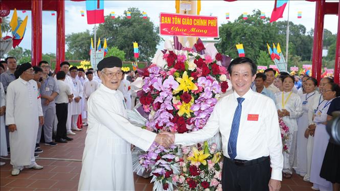 Ông Nguyễn Ánh Chức, Phó trưởng Ban Tôn giáo Chính phủ (bên phải) tặng hoa và vật phẩm cho ngài Đầu sư Thượng Tám Thanh, Chưởng quản Hội thánh Cao Đài - Tòa thánh Tây Ninh nhân Đại lễ Hội yến Diêu Trì Cung. Ảnh: Minh Phú – TTXVN