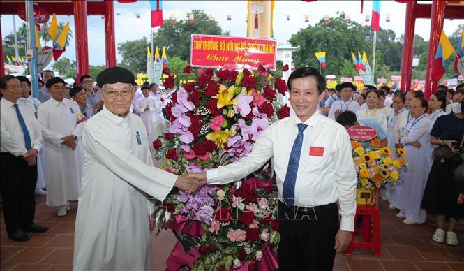 Ông Nguyễn Ánh Chức, Phó trưởng Ban Tôn giáo Chính phủ (bên phải) đại diện tặng hoa của Bộ Nội vụ chúc mừng Đại lễ Hội yến Diêu Trì Cung. Ảnh: Minh Phú – TTXVN