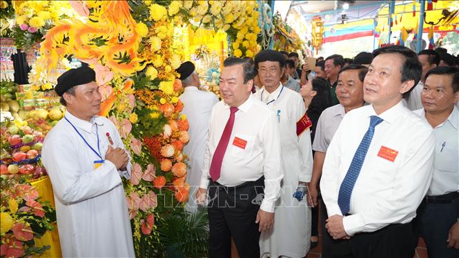 Lãnh đạo Ban Tôn giáo Chính phủ, Tỉnh ủy, UBND tỉnh Tây Ninh; các ban, ngành, đoàn thể Trung ương và các địa phương tham quan 118 gian quả phẩm, bánh mứt, gian hàng nhạc cụ, trang trí đèn hoa...Ảnh: Minh Phú – TTXVN