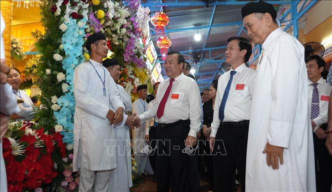 Lãnh đạo Ban Tôn giáo Chính phủ, Tỉnh ủy, UBND tỉnh Tây Ninh; các ban, ngành, đoàn thể Trung ương và các địa phương tham quan 118 gian quả phẩm, bánh mứt, gian hàng nhạc cụ, trang trí đèn hoa...Ảnh: Minh Phú – TTXVN
