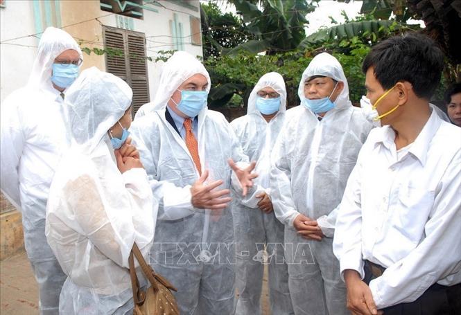 Ông Kamal Dervis, Tổng Giám đốc Chương trình phát triển Liên Hợp quốc (UNDP), Chủ tịch Nhóm phát triển của Liên Hợp quốc (UNDG) thăm và kiểm tra công tác y tế dự phòng về dịch cúm H5N1 ở người và gia súc tại huyện Chương Mỹ (Hà Tây), 2006. Ảnh: Nhan Sáng - TTXVN