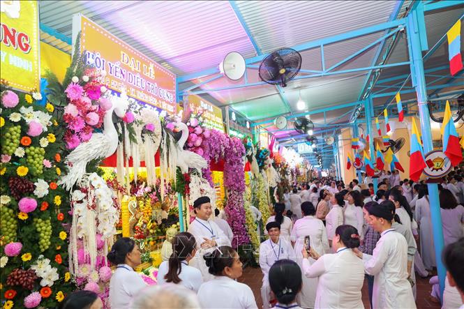 Người dân thích thú ngắm, chụp ảnh tại các gian trưng bày quả phẩm. Ảnh: Giang Phương - TTXVN 