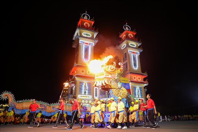 Rồng nhang dài hơn 30 mét, phun lửa là một trong những nét độc đáo của Đại lễ. Ảnh: Giang Phương - TTXVN