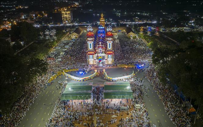 Đại lễ Hội yến Diêu Trì Cung năm 2024 với nét độc đáo hơn mọi năm là biểu diễn cùng lúc 2 con rồng nhang. Ảnh: Thanh Tân - TTXVN