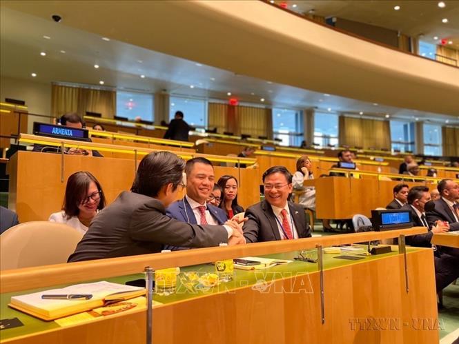 Ngày 11/10/2022, tại phiên họp của Đại hội đồng LHQ khóa 77 tại New York (Mỹ), Việt Nam đã trúng cử trở thành thành viên của Hội đồng Nhân quyền LHQ, nhiệm kỳ 2023-2025. Kết quả bầu cử cho thấy sự tham gia tích cực của Việt Nam trong các hoạt động của Hội đồng Nhân quyền LHQ, những cam kết và nỗ lực mạnh mẽ của Việt Nam về thúc đẩy và bảo vệ quyền con người được cộng đồng quốc tế ghi nhận, tin tưởng và đánh giá cao. Ảnh: TTXVN