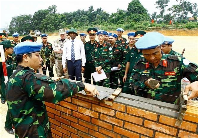 Đoàn đánh giá chất lượng và tư vấn (AAV) của LHQ tham quan trình diễn nội dung xây dựng nhà cao tầng của đơn vị Công binh tham gia hoạt động gìn giữ hòa bình Liên hợp quốc, ngày 27/6/2017, tại Lữ đoàn 249, Bộ Tư lệnh Công binh. Ảnh: An Đăng - TTXVN