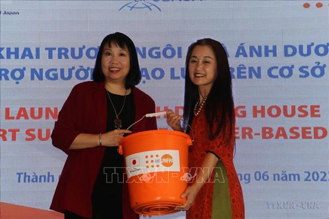 Bà Naomi Kitahara (bên phải), Trưởng Đại diện của Quỹ Dân số LHQ tại Việt Nam tặng đồ dùng cho Ngôi nhà Ánh Dương trong Lễ khai trương đưa vào hoạt động Trung tâm dịch vụ một cửa (OSSC) hay còn gọi là “Ngôi nhà Ánh Dương”, hỗ trợ người bị bạo lực trên cơ sở giới tại Thành phố Hồ Chí Minh. Ảnh: Thanh Vũ - TTXVN