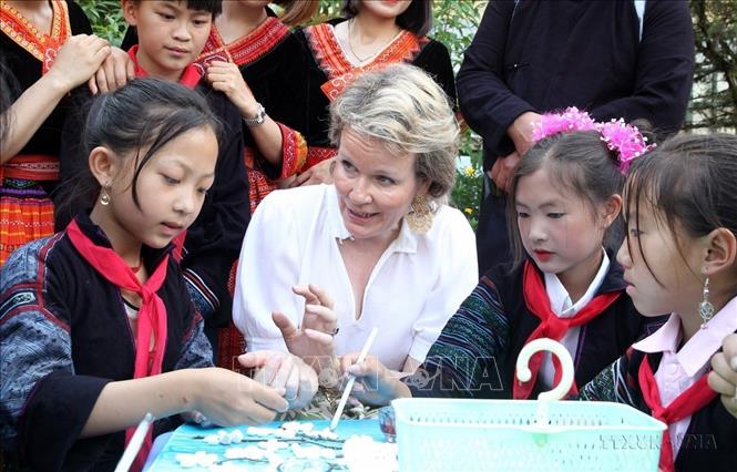 Hoàng hậu Vương quốc Bỉ Mathilde, Chủ tịch danh dự của Quỹ Nhi đồng Liên hợp quốc (UNICEF) Bỉ giao lưu với học sinh Trường tiểu học Hàm Rồng, Sa Pa (Lào Cai), 2023. Ảnh: Quốc Khánh - TTXVN