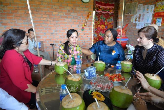 Đại sứ quán Australia tại Việt Nam cùng Cơ quan Liên hợp quốc về Bình đẳng giới và Trao quyền cho phụ nữ (UN Women) đến Tiền Giang khảo sát việc thực hiện Dự án “Ứng phó khẩn cấp và hỗ trợ phục hồi cho phụ nữ có nguy cơ bị bạo lực bị ảnh hưởng nặng nề bởi làn sóng COVID-19 lần thứ tư ở Tiền Giang” do UN Women tài trợ (2023). Ảnh: Hữu Chí - TTXVN