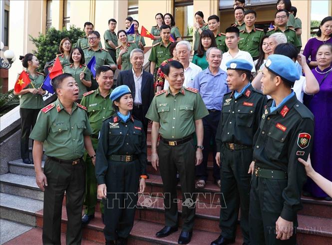 Thượng tướng Lương Tam Quang, Thứ trưởng Bộ Công an thăm hỏi và động viên các sĩ quan Công an nhân dân lên đường thực hiện nhiệm vụ gìn giữ hòa bình Liên hợp quốc tại Nam Sudan (13/10/2022). Ảnh: Phạm Kiên - TTXVN