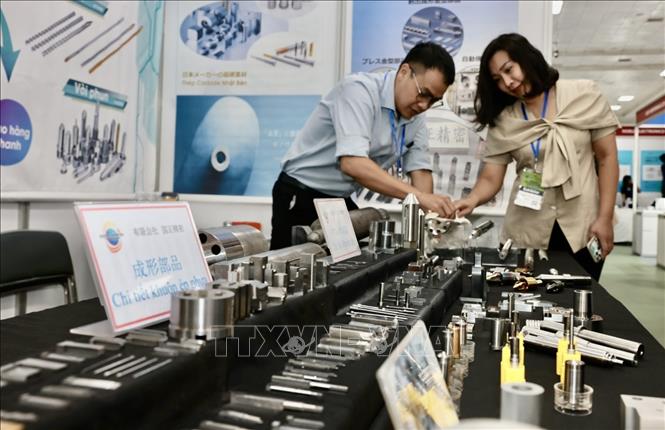 Gian trưng bày, giới thiệu các sản phẩm hỗ trợ ngành cơ khí chế tạo đến từ Nhật Bản. Ảnh: Trần Việt - TTXVN 