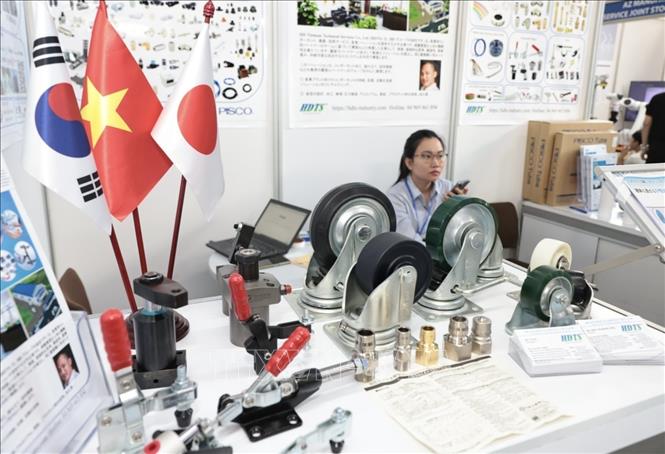Gian trưng bày, giới thiệu các sản phẩm hỗ trợ đến từ Nhật Bản, Hàn Quốc. Ảnh: Trần Việt - TTXVN 