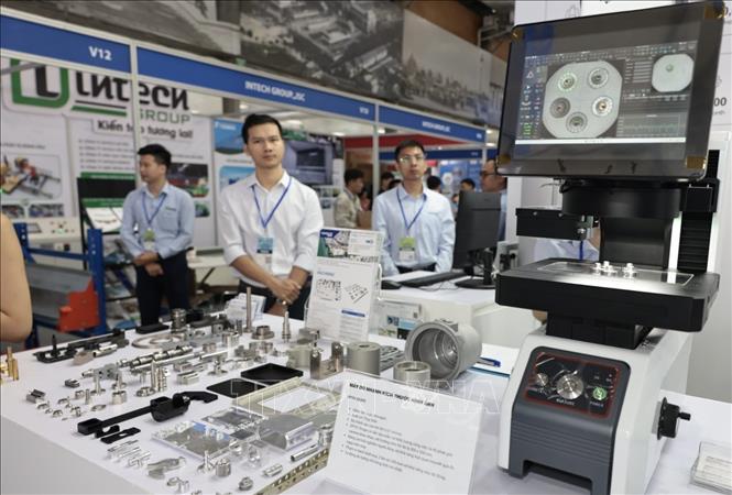 Gian trưng bày, giới thiệu máy đo nhanh kích thước hình ảnh của hãng YAMAGUCHI (Nhật Bản). Ảnh: Trần Việt - TTXVN  