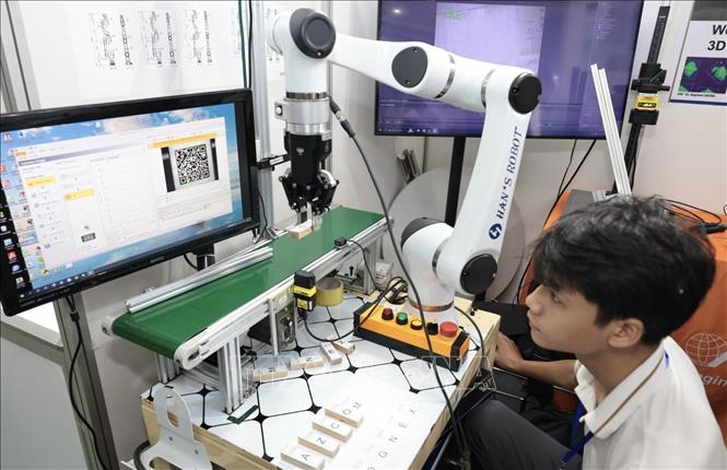 Gian trưng bày mô hình robot phục vụ dây chuyền sản xuất chế biến. Ảnh: Trần Việt - TTXVN 