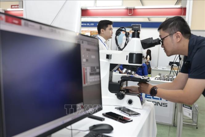 Gian trưng bày, giới thiệu kính hiển vi kỹ thuật số phục vụ các ngành chế tạo. Ảnh: Trần Việt - TTXVN 