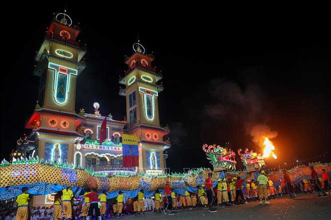 Tens of thousands of visitors and local residents join Cao Dai followers at the “Hoi Yen Dieu Tri Cung”, the biggest festival of the Cao Dai sect, in the southern province of Tay Ninh on September 17 night. VNA Photo