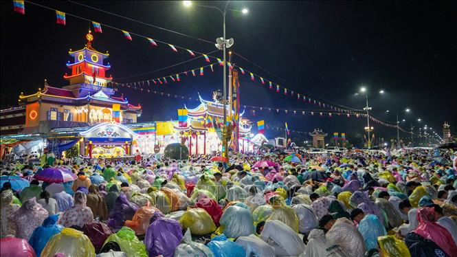 Tens of thousands of visitors and local residents join Cao Dai followers at the “Hoi Yen Dieu Tri Cung”, the biggest festival of the Cao Dai sect, in the southern province of Tay Ninh on September 17 night. VNA Photo