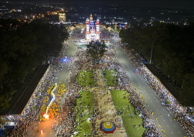 Tens of thousands of visitors and local residents join Cao Dai followers at the “Hoi Yen Dieu Tri Cung”, the biggest festival of the Cao Dai sect, in the southern province of Tay Ninh on September 17 night. VNA Photo