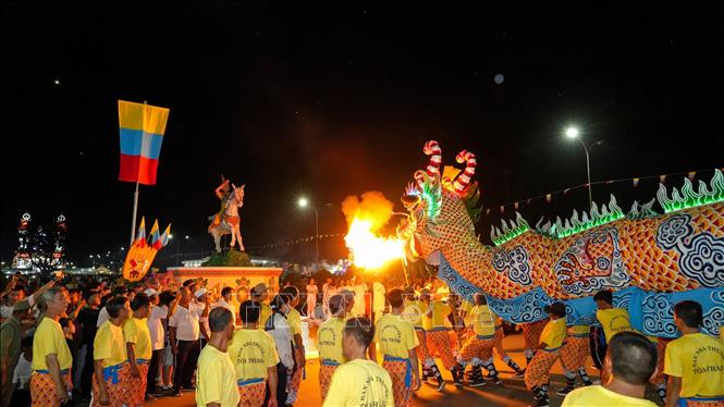 Tens of thousands of visitors and local residents join Cao Dai followers at the “Hoi Yen Dieu Tri Cung”, the biggest festival of the Cao Dai sect, in the southern province of Tay Ninh on September 17 night. VNA Photo