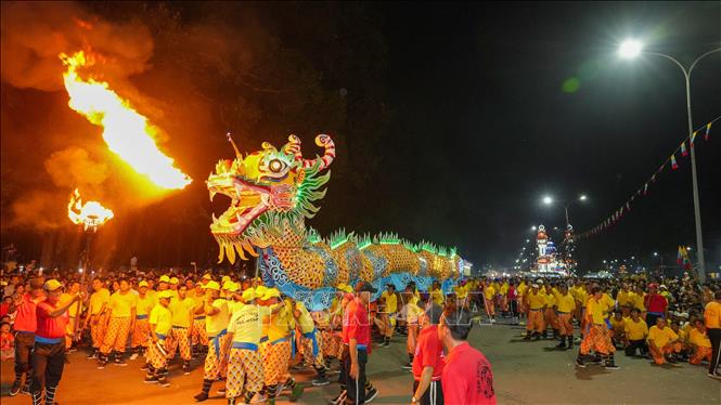 Tens of thousands of visitors and local residents join Cao Dai followers at the “Hoi Yen Dieu Tri Cung”, the biggest festival of the Cao Dai sect, in the southern province of Tay Ninh on September 17 night. VNA Photo