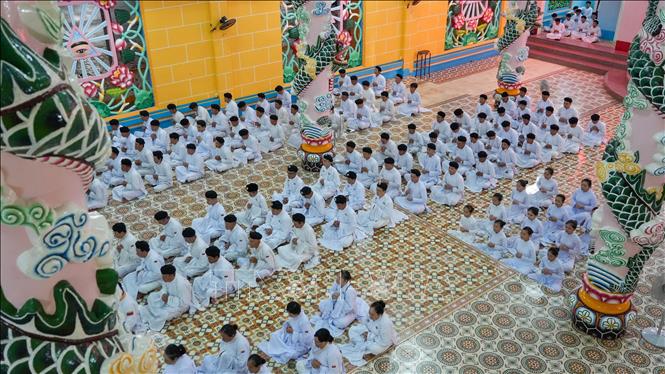Tens of thousands of visitors and local residents join Cao Dai followers at the “Hoi Yen Dieu Tri Cung”, the biggest festival of the Cao Dai sect, in the southern province of Tay Ninh on September 17 night. VNA Photo