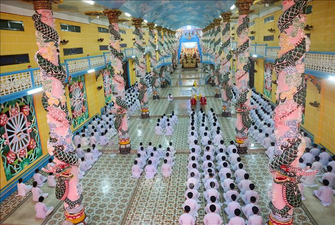 Tens of thousands of visitors and local residents join Cao Dai followers at the “Hoi Yen Dieu Tri Cung”, the biggest festival of the Cao Dai sect, in the southern province of Tay Ninh on September 17 night. VNA Photo