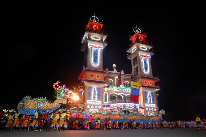 Tens of thousands of visitors and local residents join Cao Dai followers at the “Hoi Yen Dieu Tri Cung”, the biggest festival of the Cao Dai sect, in the southern province of Tay Ninh on September 17 night. VNA Photo