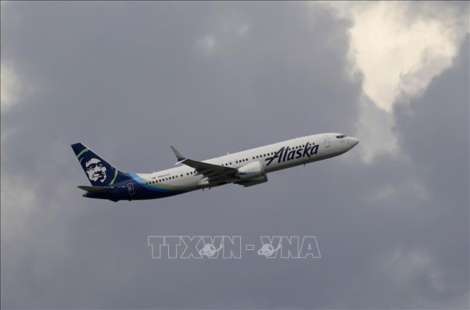 Máy bay của hãng hàng không Alaska Airlines cất cánh từ sân bay San Francisco, Mỹ ngày 4/4/2024. Ảnh: THX/TTXVN