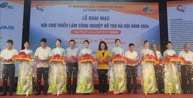 Lãnh đạo Sở Công Thương Hà Nội cắt băng khai mạc. Ảnh: Phương Anh-TTXVN