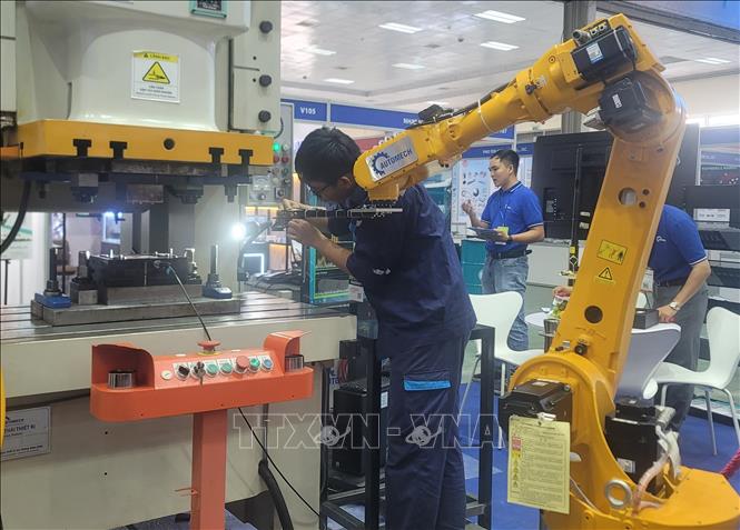 Linh kiện, trang thiết bị cho các ngành công nghiệp công nghệ cao được giới thiệu tại hội chợ. Ảnh: Phương Anh-TTXVN
