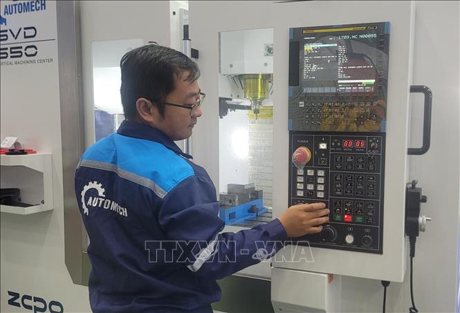 Thiết bị, linh kiện, phụ tùng hỗ trợ phục vụ các ngành công nghiệp công nghệ cao được giới thiệu tại hội chợ. Ảnh: Phương Anh-TTXVN