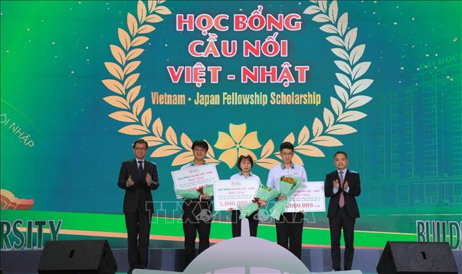 Trao học bổng cầu nối Việt-Nhật cho tân sinh viên Đại học Đông Á. Ảnh: Văn Dũng - TTXVN  