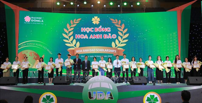 Trao học bổng Hoa Anh Đào cho các tân sinh viên. Ảnh: Văn Dũng - TTXVN