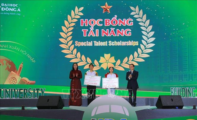 Trao học bổng tài năng cho tân sinh viên Đại học Đông Á. Ảnh: Văn Dũng - TTXVN