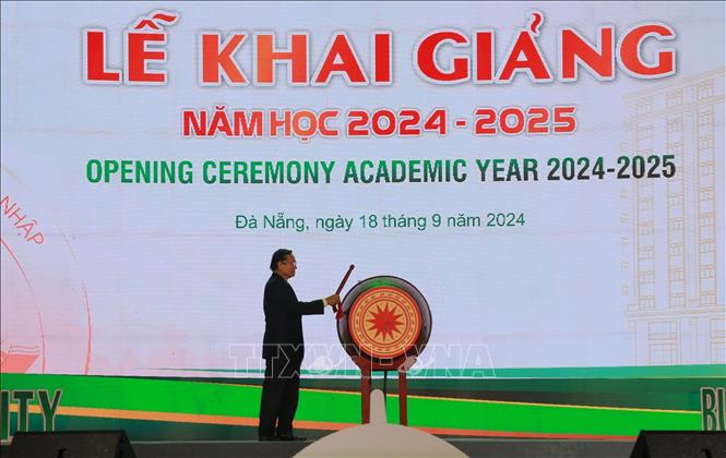 Thầy Lương Minh Sâm, Chủ tịch Hội đồng trường Đại học Đông Á thực hiện nghi thức đánh trống khai giảng năm học mới. Ảnh: Văn Dũng - TTXVN