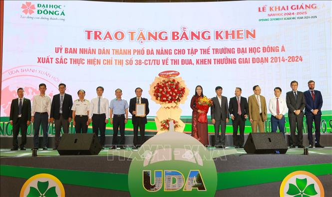 Phó Chủ tịch UBND thành phố Đà Nẵng Nguyễn Thị Anh Thi trao Bằng khen của Chủ tịch UBND thành phố Đà Nẵng cho tập thể trường Đại học Đông Á. Ảnh: Văn Dũng - TTXVN