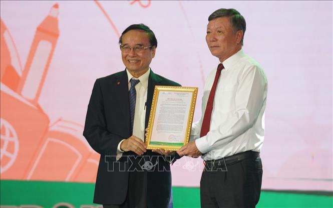 Đại diện lãnh đạo trường Đại học Đông Á trao số tiền ủng hộ đồng bào miền Bắc cho Uỷ ban MTTQ Việt Nam thành phố Đà Nẵng. Ảnh: Văn Dũng - TTXVN                       