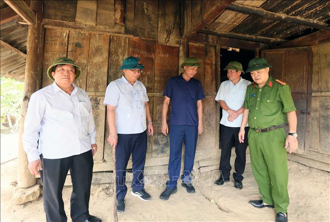 Phó Chủ tịch UBND tỉnh Sơn La Nguyễn Thành Công và lãnh đạo huyện Mường La kiểm tra tình hình, khảo sát khu vực nứt, sụt sạt tại một hộ dân ở bản Nà Chà, xã Pi Toong. Ảnh: Quang Quyết – TTXVN