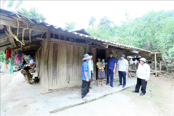 Phó Chủ tịch UBND tỉnh Sơn La Nguyễn Thành Công và lãnh đạo huyện Mường La kiểm tra tình hình, khảo sát khu vực nứt, sụt sạt tại một hộ dân ở bản Nà Chà, xã Pi Toong. Ảnh: Quang Quyết – TTXVN