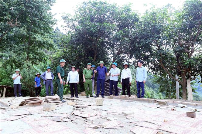 Phó Chủ tịch UBND tỉnh Sơn La Nguyễn Thành Công và lãnh đạo huyện Mường La kiểm tra tình hình, khảo sát khu vực nứt, sụt sạt tại một hộ dân ở bản Nà Chà, xã Pi Toong. Ảnh: Quang Quyết – TTXVN