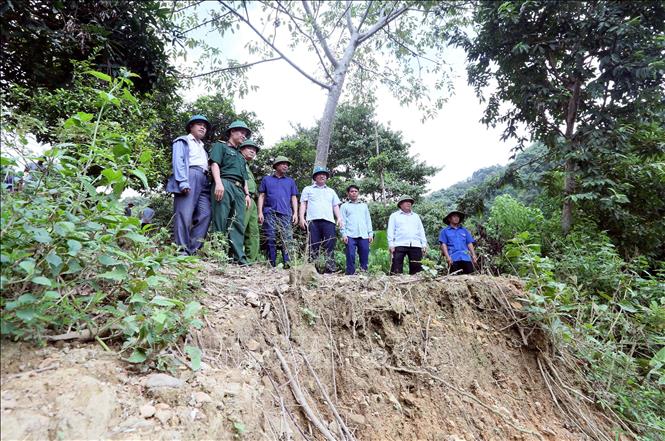 Phó Chủ tịch UBND tỉnh Sơn La Nguyễn Thành Công và lãnh đạo huyện Mường La kiểm tra tình hình, khảo sát thực địa tại bản Nà Chà, xã Pi Toong. Ảnh: Quang Quyết – TTXVN