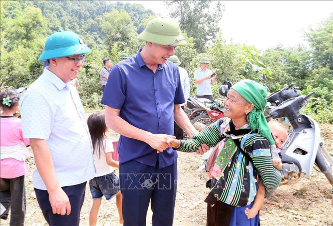 Phó Chủ tịch UBND tỉnh Sơn La Nguyễn Thành Công và lãnh đạo huyện Mường La thăm hỏi, động viên nhân dân bản Nà Chà, xã Pi Toong tại nơi ở tạm. Ảnh: Quang Quyết – TTXVN