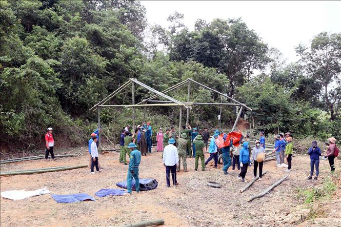 Đông đảo các lực lượng chung tay làm phòng học cho 1 lớp Mầm non và Trường Tiểu học tại nơi ở tạm. Ảnh: Quang Quyết - TTXVN