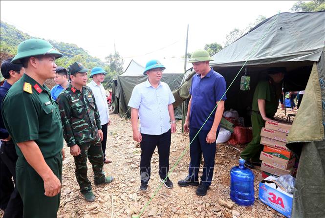 Phó Chủ tịch UBND tỉnh Sơn La Nguyễn Thành Công và lãnh đạo huyện Mường La tham quan khu ở tạm của nhân dân bản Nà Chà, xã Pi Toong. Ảnh: Quang Quyết - TTXVN