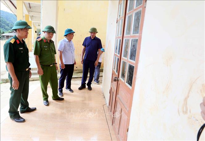Phó Chủ tịch UBND tỉnh Sơn La Nguyễn Thành Công và lãnh đạo huyện Mường La kiểm tra tình hình, khảo sát khu vực nứt, sụt sạt tại một điểm tường ở bản Nà Chà, xã Pi Toong. Ảnh: Quang Quyết - TTXVN