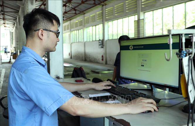 Hoạt động đăng kiểm xe cơ giới tại Trung tâm đăng kiểm 2401D, thành phố Lào Cai. Ảnh: Quốc Khánh - TTXVN