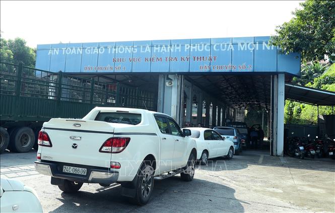 Các phương tiện xếp hàng chờ đến lượt vào đăng kiểm tại Trung tâm đăng kiểm 2401D, thành phố Lào Cai. Ảnh: Quốc Khánh - TTXVN